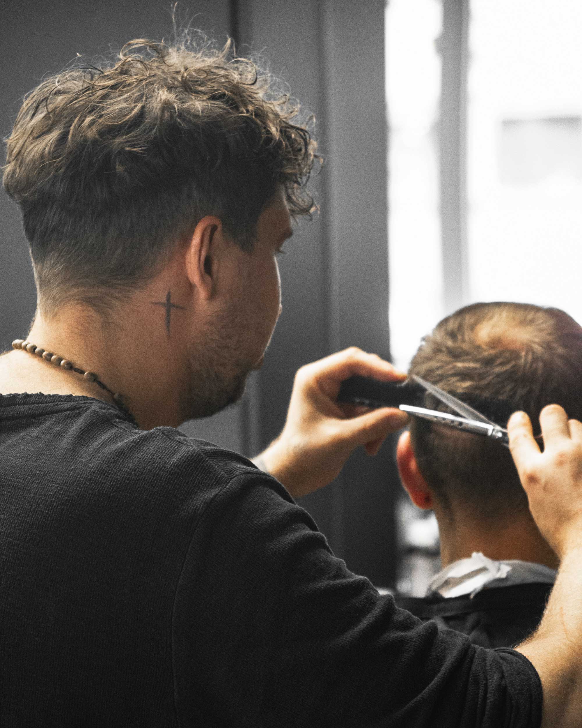 Vyrų kirpimas su ilgais plaukais Vilniuje